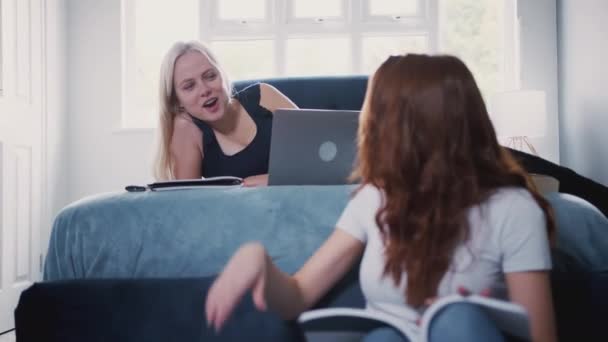 Yatak Odasında Aynı Evde Çalışmak Için Iki Kız Öğrenci Var — Stok video