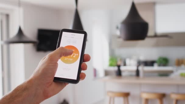 Close Homem Segurando Smartphone Usando Aplicativo Para Controlar Temperatura Aquecimento — Vídeo de Stock