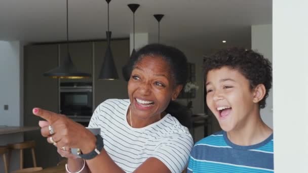 Abuela Pie Con Nieto Mirando Hacia Fuera Puerta Cocina Jardín — Vídeos de Stock