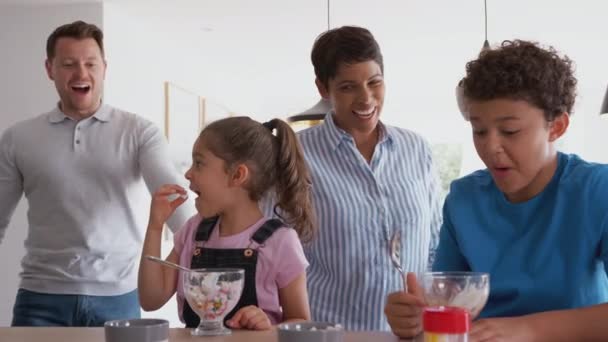 Родители Ловят Детей Кухне Готовящих Себе Десерт Мороженым Выстрел Замедленной — стоковое видео