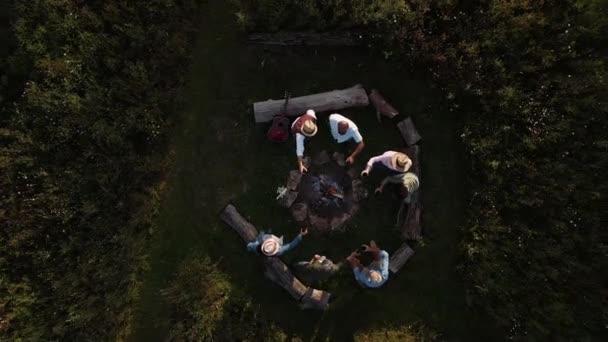 Vuelo Aéreo Amigos Maduros Sentados Alrededor Del Fuego Camping Haciendo — Vídeo de stock