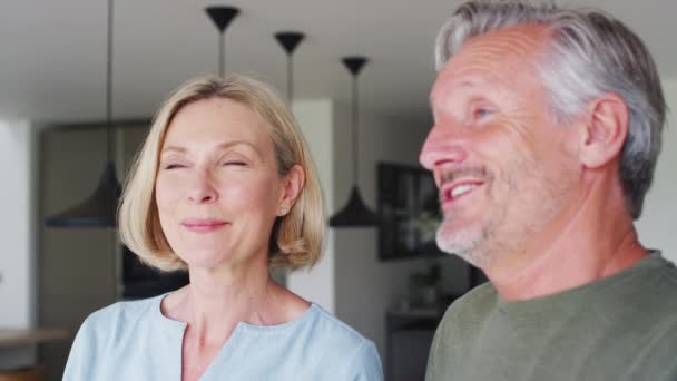 Captura Manual Casal Sênior Cozinha Conversando Juntos Filmados Câmera Lenta — Vídeo de Stock