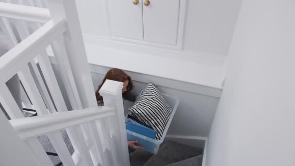 College Studentin Zieht Mit Habseligkeiten Die Treppe Hoch Schuss Zeitlupe — Stockvideo