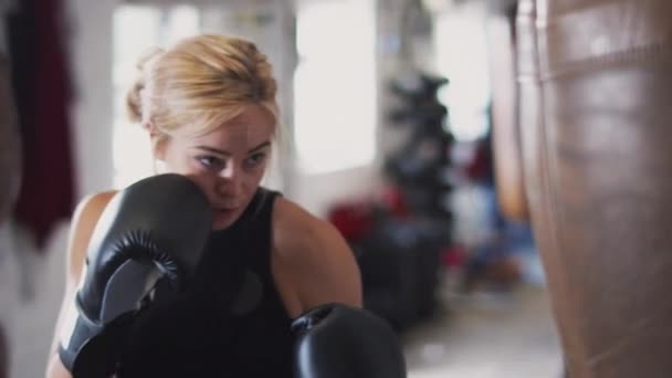 Kvinna Boxare Gym Träna Genom Att Slå Gammaldags Läder Slagsäck — Stockvideo