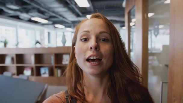 Sorrindo Casualmente Vestida Jovem Empresária Falando Diretamente Com Câmera Enquanto — Vídeo de Stock