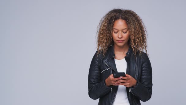 Mladá Žena Kožené Bundě Posílání Textové Zprávy Mobilní Telefon Vzhlédne — Stock video