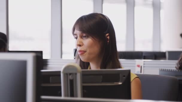 Отслеживание Снимка Деловой Женщины Наушниках Работающей Колл Центре Разговаривающей Клиентом — стоковое видео
