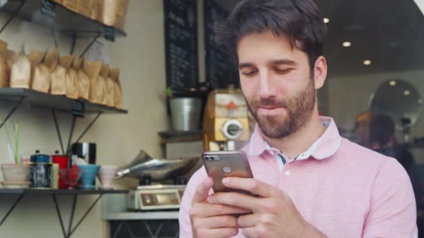 Ung Man Kafé Dricker Kaffe Och Kollar Meddelanden Mobiltelefon — Stockvideo