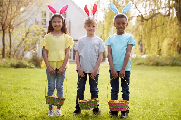 Portret Van Drie Kinderen Die Konijnenoren Dragen Paaseieren Jacht Tuin — Stockfoto