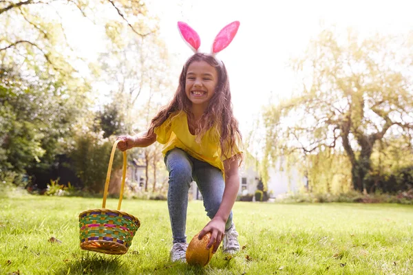 Porträtt Flicka Bär Kanin Öron Hitta Choklad Ägg Påsk Ägg — Stockfoto