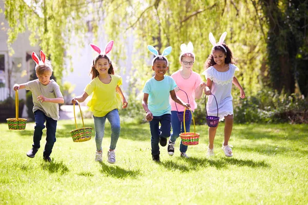 Skupina Dětí Sobě Bunny Uši Běží Vyzvednout Čokoládové Vejce Velikonoční — Stock fotografie