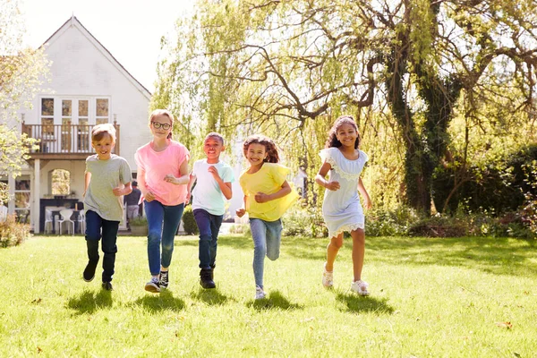 Group Children Running Garden Lawn Home Looking Camera — Stock Photo, Image