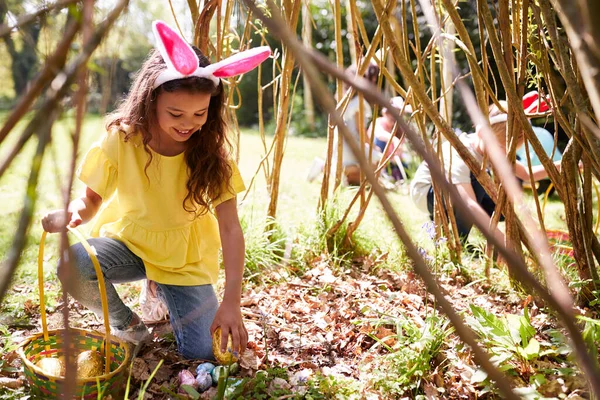 Gruppo Bambini Che Indossano Orecchie Coniglio Trovare Uova Pasqua Nascoste — Foto Stock