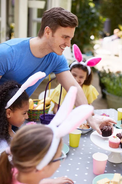 Otec Dětmi Nosí Králičí Uši Těší Venkovní Velikonoční Večírek Zahradě — Stock fotografie