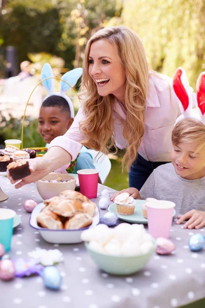 Madre Con Bambini Che Indossano Orecchie Coniglio Che Godono Una — Foto Stock