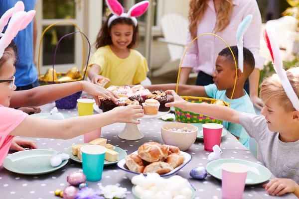 Parents Avec Enfants Portant Des Oreilles Lapin Profitant Une Fête — Photo