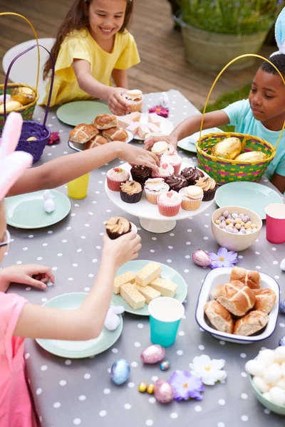 Kinderen Dragen Konijnenoren Genieten Outdoor Pasen Feest Tuin Thuis — Stockfoto