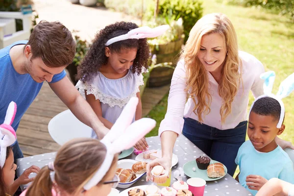 Genitori Con Bambini Che Indossano Orecchie Coniglio Che Godono Una — Foto Stock