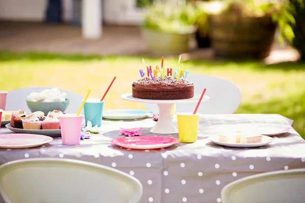 Asztal Kertben Laid Childrens Születésnapi Party Beleértve Torta Gyertyákkal — Stock Fotó
