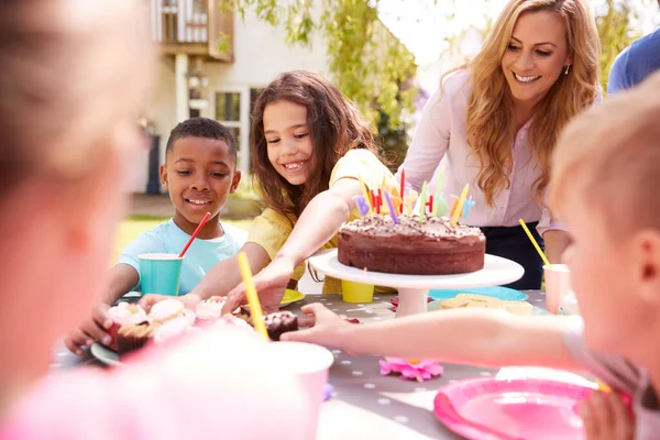 Pais Filha Celebrando Aniversário Com Amigos Que Têm Festa Jardim — Fotografia de Stock