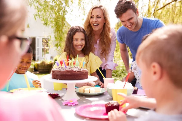 Föräldrar Och Dotter Firar Födelsedag Med Vänner Som Har Fest — Stockfoto