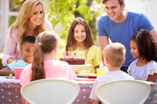 Szülők Lányok Születésnapját Ünneplik Barátaikkal Akik Otthon Buliznak Kertben — Stock Fotó