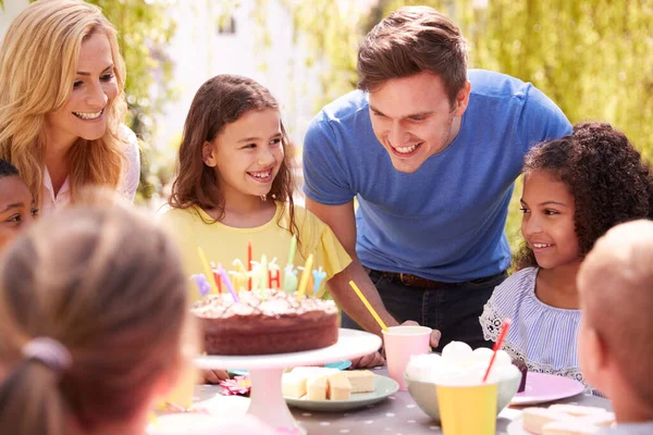 Parents Daughter Celebrating Birthday Friends Having Party Garden Home — Stock Photo, Image