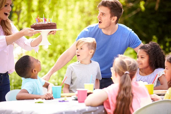 Ouders Zoon Vieren Verjaardag Met Vrienden Feest Tuin Thuis — Stockfoto