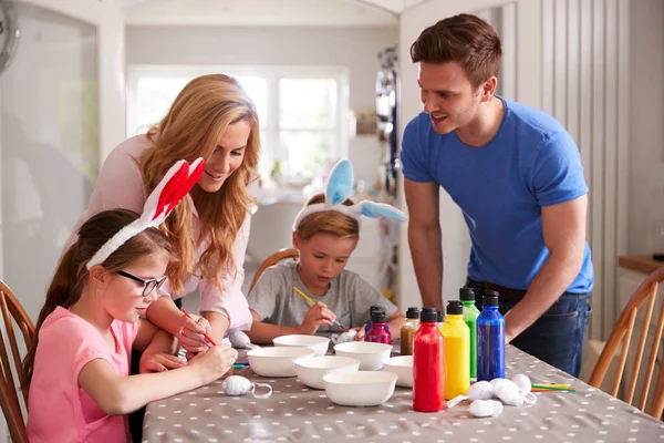 Padres Con Niños Bunny Ears Sentado Mesa Decorando Los Huevos — Foto de Stock