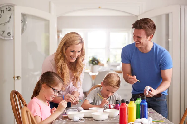 Padres Con Niños Sentados Mesa Decorando Huevos Para Pascua Casa — Foto de Stock