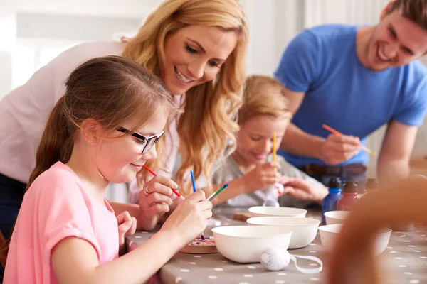 Padres Con Niños Sentados Mesa Decorando Huevos Para Pascua Casa — Foto de Stock