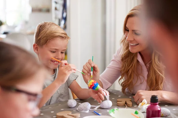 Genitori Con Bambini Seduti Tavola Che Decorano Uova Pasqua Casa — Foto Stock