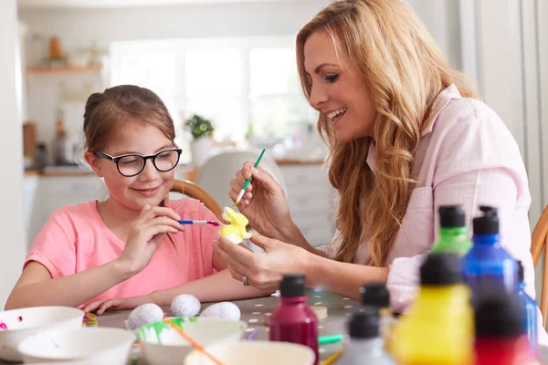 Madre Con Hija Sentada Mesa Decorando Huevos Para Pascua Casa — Foto de Stock