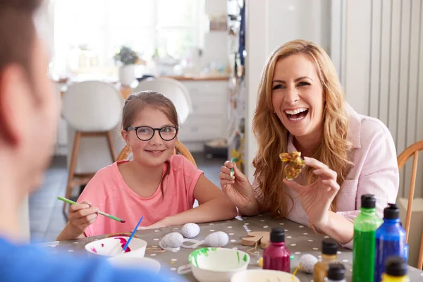 Padres Con Hija Sentada Mesa Decorando Huevos Para Pascua Casa — Foto de Stock