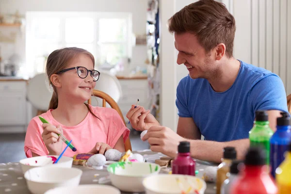 Padre Con Hija Sentada Mesa Decorando Huevos Para Pascua Casa — Foto de Stock