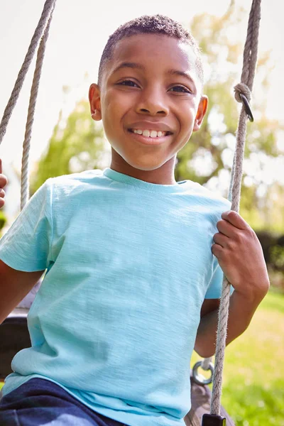 Portrait Garçon Souriant Qui Amuse Jouer Sur Une Balançoire Pneus — Photo