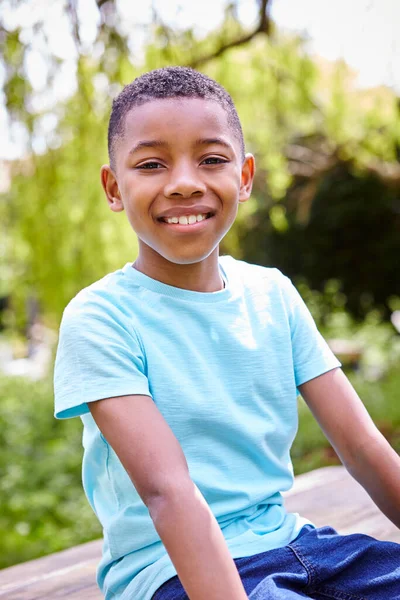 Portrait Garçon Souriant Assis Sur Table Bois Dans Jardin — Photo