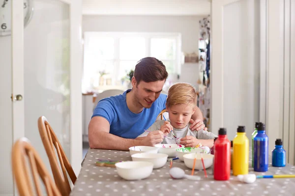 Pai Com Filho Sentado Mesa Decore Ovos Para Páscoa Casa — Fotografia de Stock