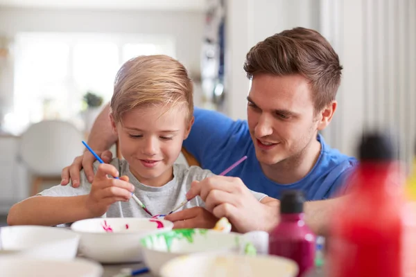 Padre Con Figlio Seduto Tavola Decorare Uova Pasqua Casa — Foto Stock