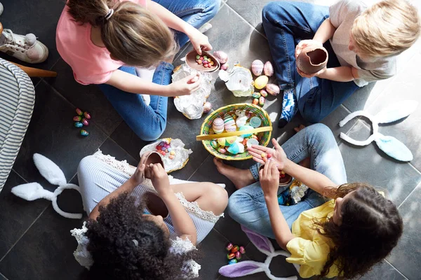 Gruppo Bambini Seduti Sul Pavimento Casa Mangiare Uova Cioccolato Che — Foto Stock