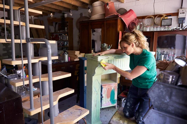 Mujer Taller Upbike Trabajando Tierra Fuego —  Fotos de Stock