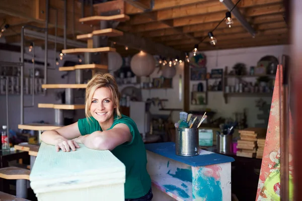 Retrato Mujer Taller Upbiking Working Furniture Sandpaper —  Fotos de Stock