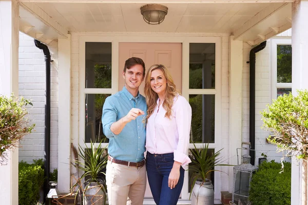 Portrait Couple Holding Keys New Home Standing Front Door — Foto de Stock