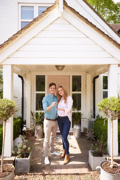 Portrait Couple Holding Keys New Home Standing Front Door — Stock Photo, Image