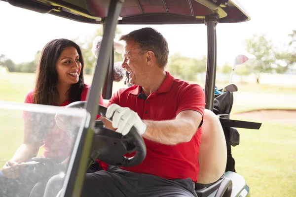 Pareja Madura Jugando Golf Conduciendo Buggy Largo Del Curso Verde — Foto de Stock