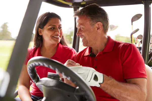 Pareja Madura Jugando Golf Marcando Tarjeta Puntuación Buggy Conducción Largo — Foto de Stock