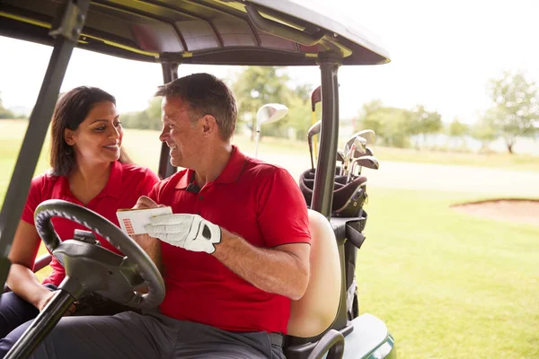 Hatalı Sürüş Kursunda Golf Puanı Oynayan Olgun Çift — Stok fotoğraf