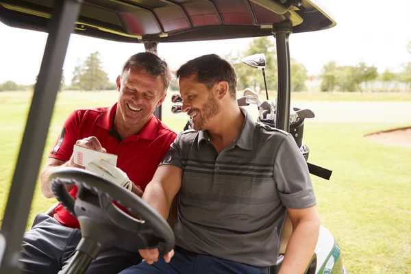 Dois Homens Maduros Jogando Golfe Marcando Scorecard Buggy Dirigindo Longo — Fotografia de Stock