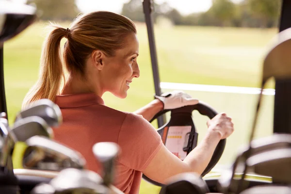 Visão Traseira Mulher Madura Jogando Golfe Dirigindo Buggy Longo Curso — Fotografia de Stock