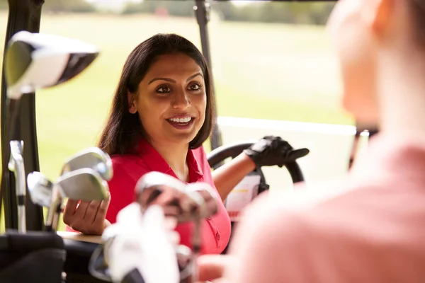 Dos Mujeres Jugando Golf Conduciendo Buggy Hablando Sobre Clubes —  Fotos de Stock